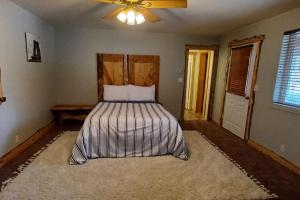 Ένα ή περισσότερα κρεβάτια σε δωμάτιο στο The Ranch House Retreat
