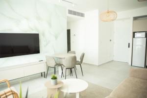 Μια τηλεόραση ή/και κέντρο ψυχαγωγίας στο סי סייד אילת 10 רגעים