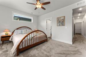 Ένα ή περισσότερα κρεβάτια σε δωμάτιο στο Brand New Custom home - Grayson