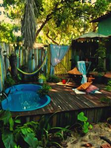 a hot tub on a wooden deck in a backyard at Casinha No Beco do Amor 80mts praia in Alter do Chao