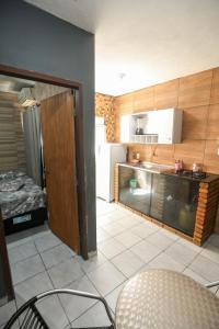Η κουζίνα ή μικρή κουζίνα στο Suites Jatiuca