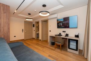 TV a/nebo společenská místnost v ubytování Hotel Mozart
