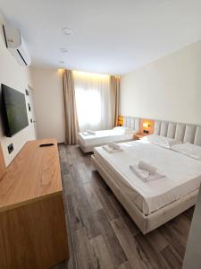 Voodi või voodid majutusasutuse Azure Hotel Dhermi toas
