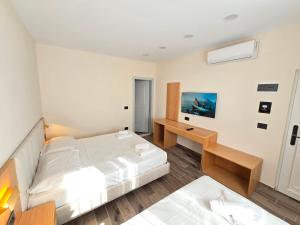 Postel nebo postele na pokoji v ubytování Azure Hotel Dhermi