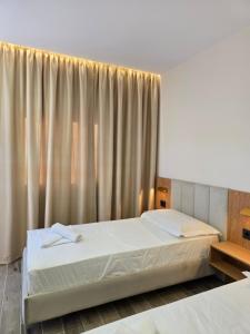 Voodi või voodid majutusasutuse Azure Hotel Dhermi toas