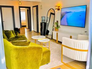 Μια τηλεόραση ή/και κέντρο ψυχαγωγίας στο Cosy 2 bedroom APT in KILELESHWA