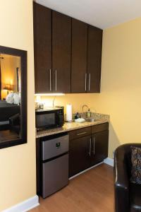 Η κουζίνα ή μικρή κουζίνα στο Bella Paradiso 11 King Bed Studio Walk to Downtown
