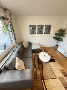Posezení v ubytování Spacious apartment near the subway