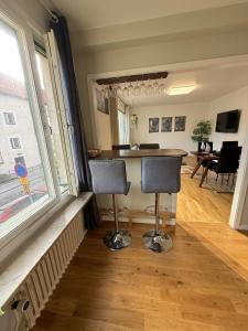 TV a/nebo společenská místnost v ubytování Spacious apartment near the subway