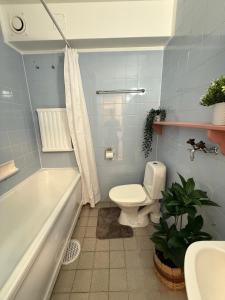 Koupelna v ubytování Spacious apartment near the subway + 25 fotografií