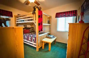 Postel nebo postele na pokoji v ubytování Sugar Pine Escape w Hot-Tub & Forest Backyard!