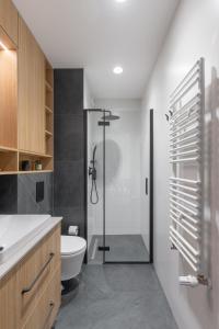 a bathroom with a shower and a toilet and a sink at Fuzja w Chmurach - parking, klimatyzacja by FuzjaAparts in Łódź +25 photos