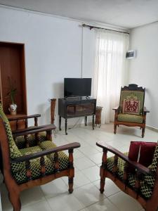 TV a/nebo společenská místnost v ubytování Gris Gris Guest House