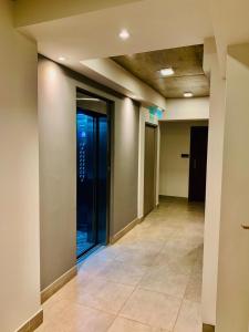 un pasillo vacío con puertas de cristal en un edificio en Belgrano, en Salta