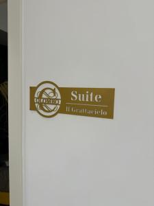 a sign on a door that reads suite in centricride at IL Grattacielo Di Genova in Genova