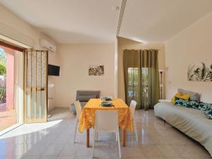 un soggiorno con un tavolo e un divano di Lemon Tree Home ad Aci Castello