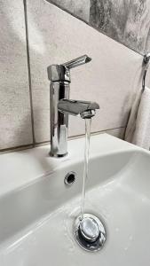 VosloorusにあるGodide Guesthouseの洗面台(水道水の蛇口付)