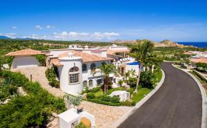 eine Luftansicht eines Hauses mit einer Straße in der Unterkunft Villa Buena Vida by Cabo Villas in El Tule