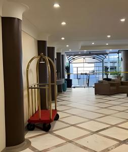 een hotellobby met een rode bagagekar in de lobby bij Flat ao lado do Mar Four Season in Guarujá