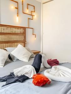 een slaapkamer met 2 bedden en handdoeken op het bed bij Flat ao lado do Mar Four Season in Guarujá +51 foto's