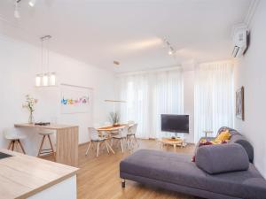 een woonkamer met een bank en een tafel bij Moderne stilvolle Wohnung im Herzen Münchens in München