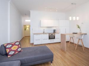 een woonkamer met een bank en een tafel in een keuken bij Moderne stilvolle Wohnung im Herzen Münchens in München