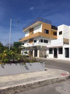 a building on the side of a street in front of a road at Amplios y cómodos apartamentos en Playa del Carmen in Playa del Carmen