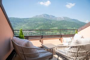 balcón con sillas y vistas a las montañas en Lake View Apt - Only 15 min to Trento, en Vignola 24 fotos más