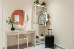 een kleedkamer met een bureau en een spiegel bij 3BR Luxury Stay in Riyad