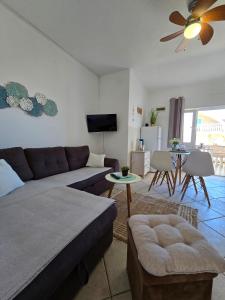 salon z kanapą i stołem w obiekcie Apartment Melani w mieście Vir