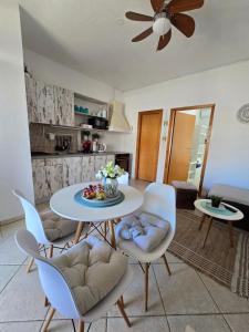 kuchnia i salon ze stołem i krzesłami w obiekcie Apartment Melani w mieście Vir