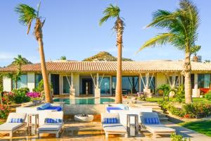 Κήπος έξω από το Villa Piedra Blanca by Cabo Villas