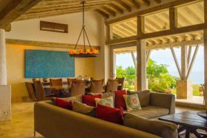 Χώρος καθιστικού στο Villa Piedra Blanca by Cabo Villas