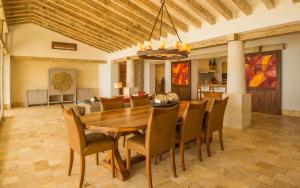 Χώρος καθιστικού στο Villa Piedra Blanca by Cabo Villas