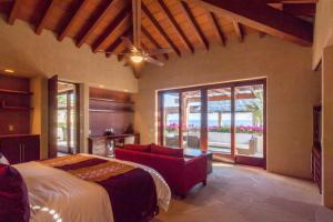 Una habitación con cama y vistas al océano. en Villa Tranquilidad 7BR by Cabo Villas, en San José del Cabo 35 fotos más