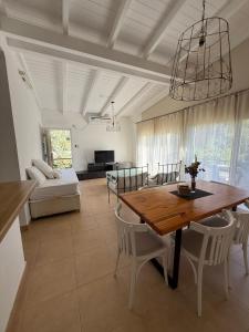 a dining room and living room with a table and chairs at Apart Boutique Macedonia in San Lorenzo
