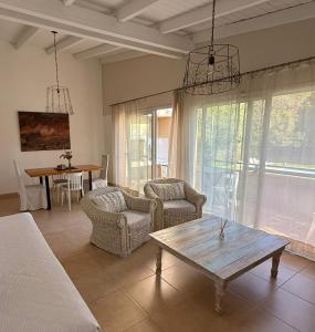 a living room with a couch and chairs and a table at Apart Boutique Macedonia in San Lorenzo
