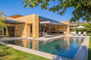 una casa con piscina in giardino di West Enclave 8 by Cabo Villas a San José del Cabo