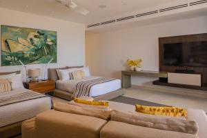 un soggiorno con due letti e un divano di West Enclave 8 by Cabo Villas a San José del Cabo