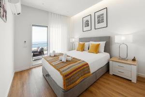 Un dormitorio con una cama con vista al mar. en Beautiful Sunset Views, en Nazaré