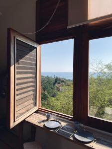 Una ventana con dos lavabos en una habitación con vistas. en El Nido, Riad San Cristobal, en Troncones