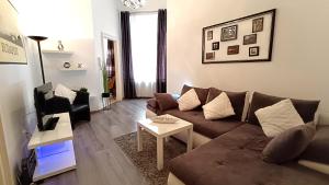 Una sala de estar con un sofá marrón y una mesa. en Budapest Parlament Welcome Apartment, en Budapest 24 fotos más
