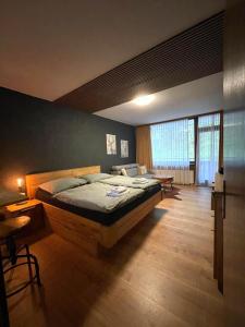 Una cama o camas en una habitación de Ferienwohnung in Bad Goisern