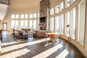 un soggiorno con una grande stanza con finestre di West Cabin- Yellowstone Family Retreat- Sled Hill ad Ashton