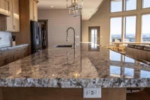 una cucina con un grande piano in marmo di West Cabin- Yellowstone Family Retreat- Sled Hill ad Ashton Altre 36 foto