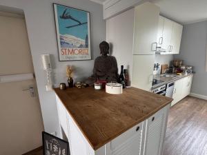 a kitchen with a statue sitting on a kitchen counter at City Residence H14 - Prime location - perfect for Business & Lifestyle in Hamburg