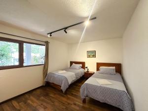 Postel nebo postele na pokoji v ubytování Apartamentos Otorongo Cuenca Ecuador