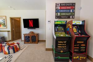 a room with a video game machine and a tv at Apex Manor in Winter Park