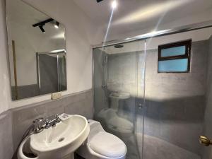Koupelna v ubytování Apartamentos Otorongo Cuenca Ecuador