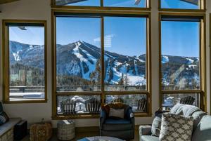 ウィンターパークにあるApex Manorの雪山の景色を望むリビングルーム